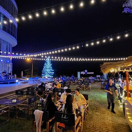 Blu Hotel Нахон Паном Екстериор снимка