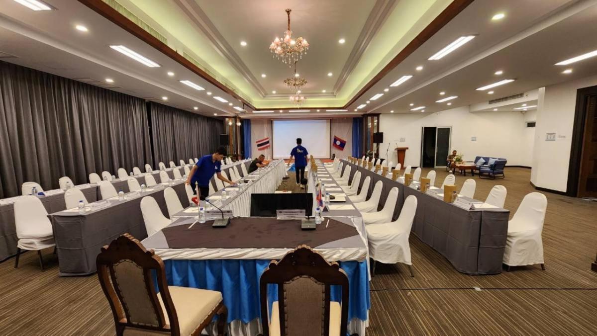 Blu Hotel Нахон Паном Екстериор снимка