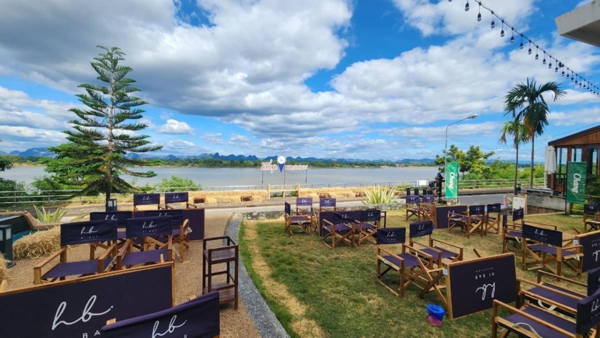 Blu Hotel Нахон Паном Екстериор снимка