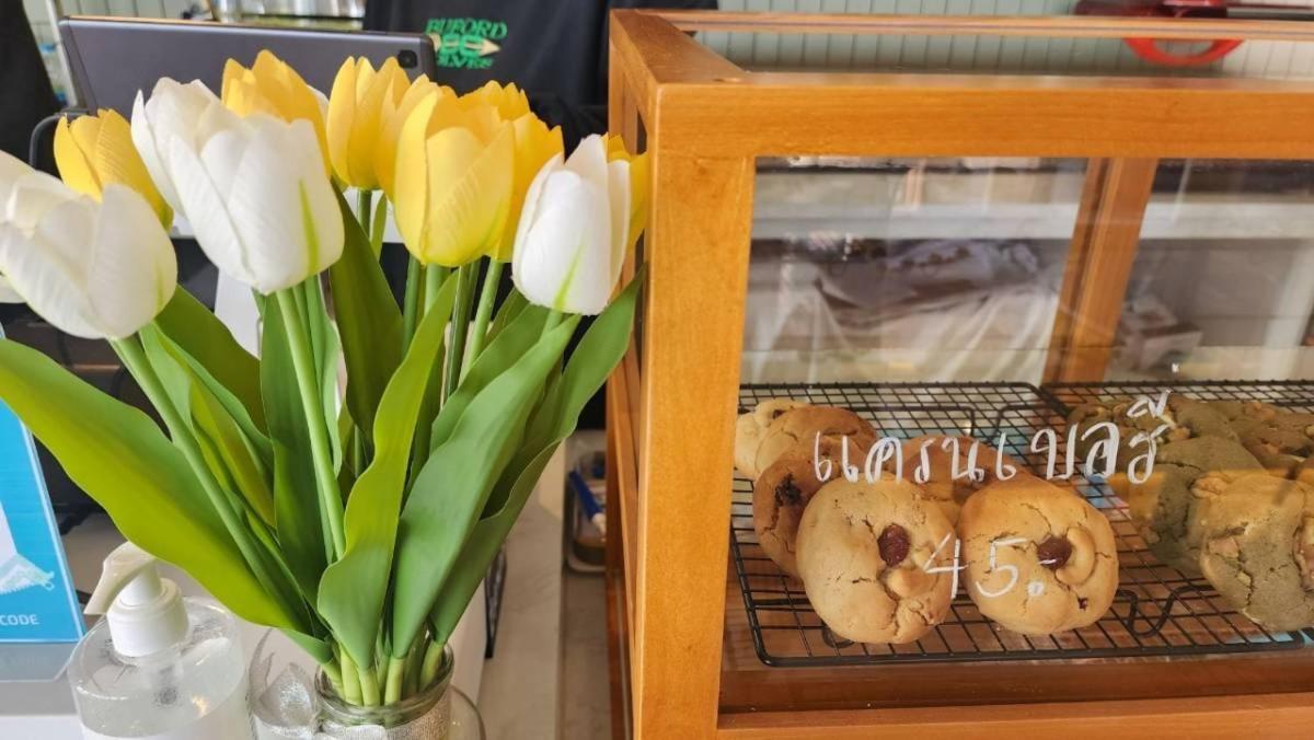 Blu Hotel Нахон Паном Екстериор снимка