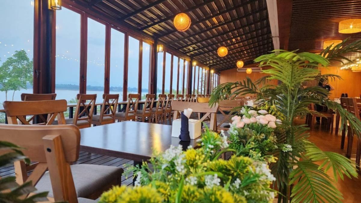 Blu Hotel Нахон Паном Екстериор снимка