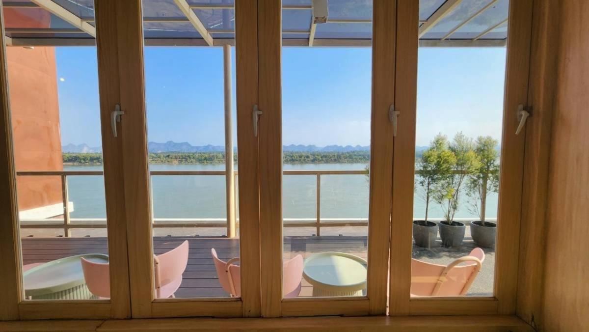 Blu Hotel Нахон Паном Екстериор снимка