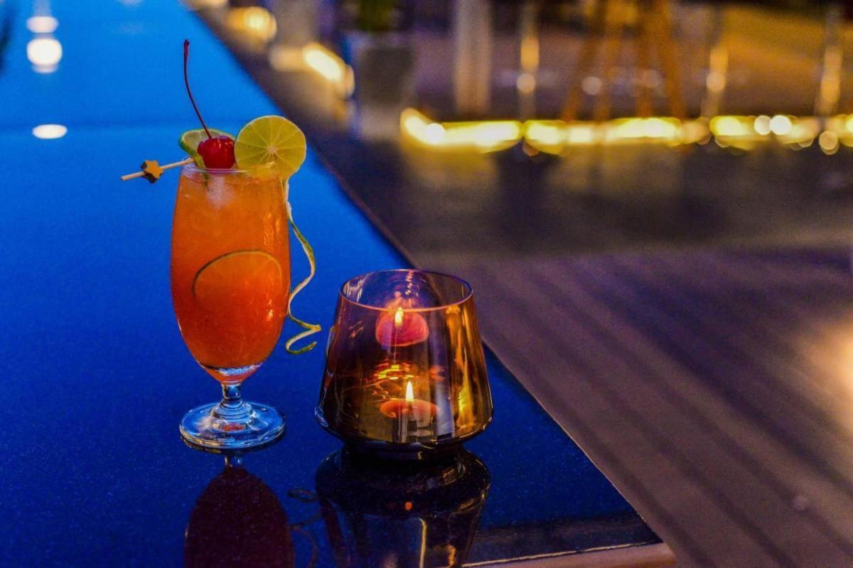 Blu Hotel Нахон Паном Екстериор снимка