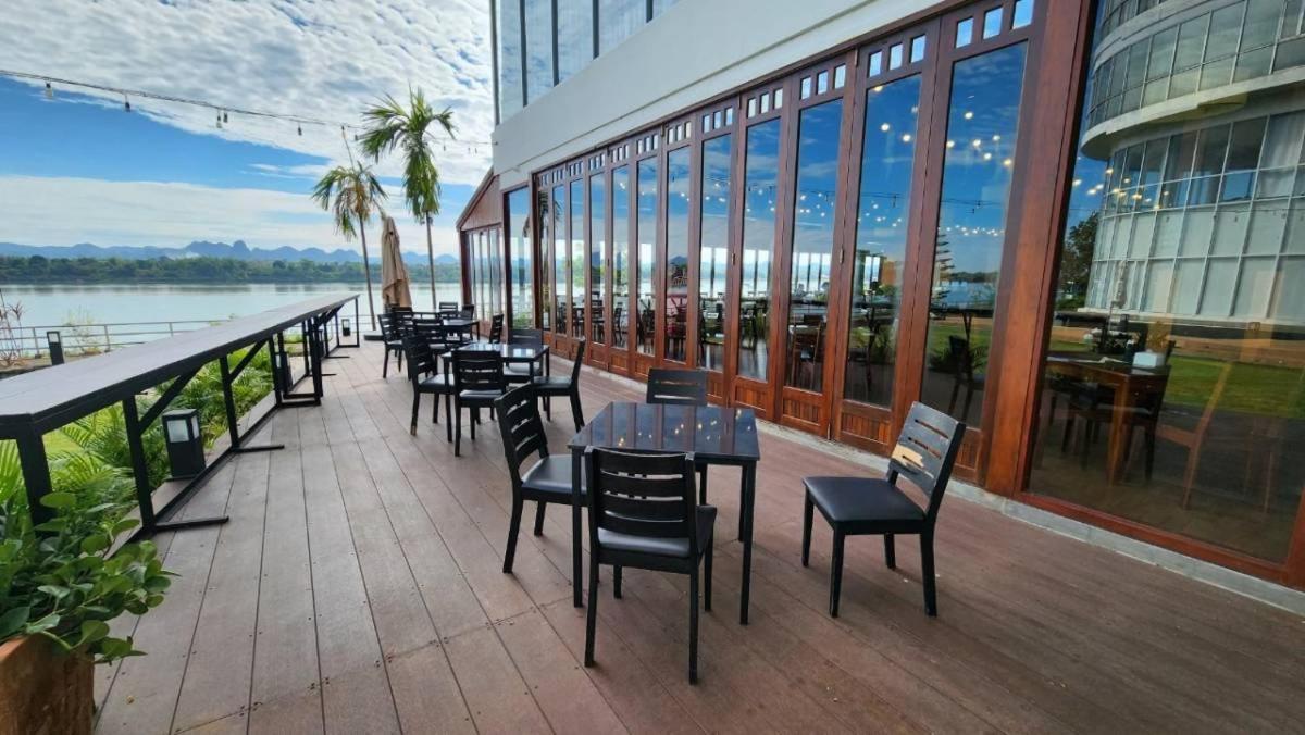 Blu Hotel Нахон Паном Екстериор снимка