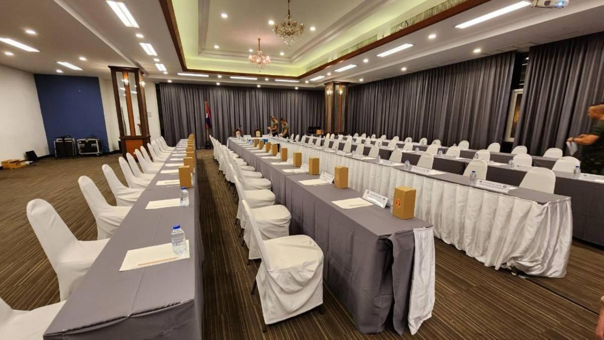 Blu Hotel Нахон Паном Екстериор снимка