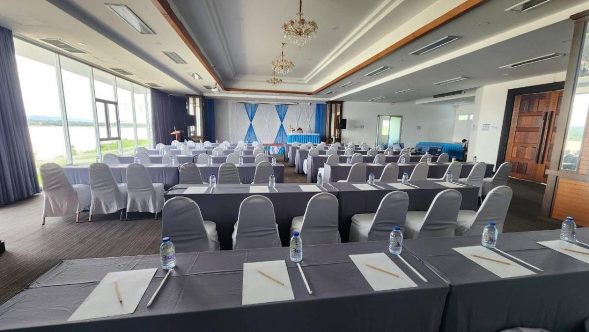 Blu Hotel Нахон Паном Екстериор снимка