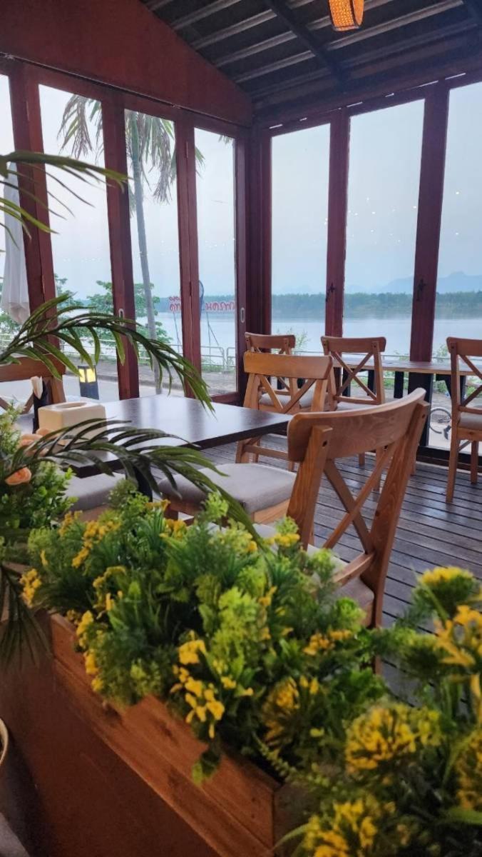 Blu Hotel Нахон Паном Екстериор снимка