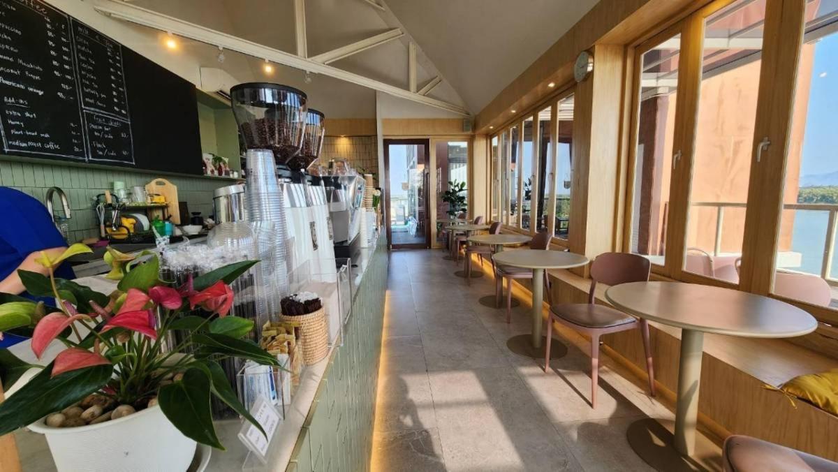 Blu Hotel Нахон Паном Екстериор снимка