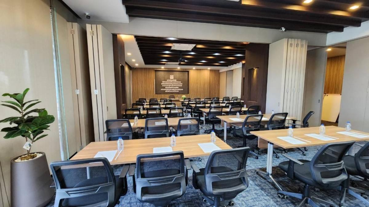 Blu Hotel Нахон Паном Екстериор снимка