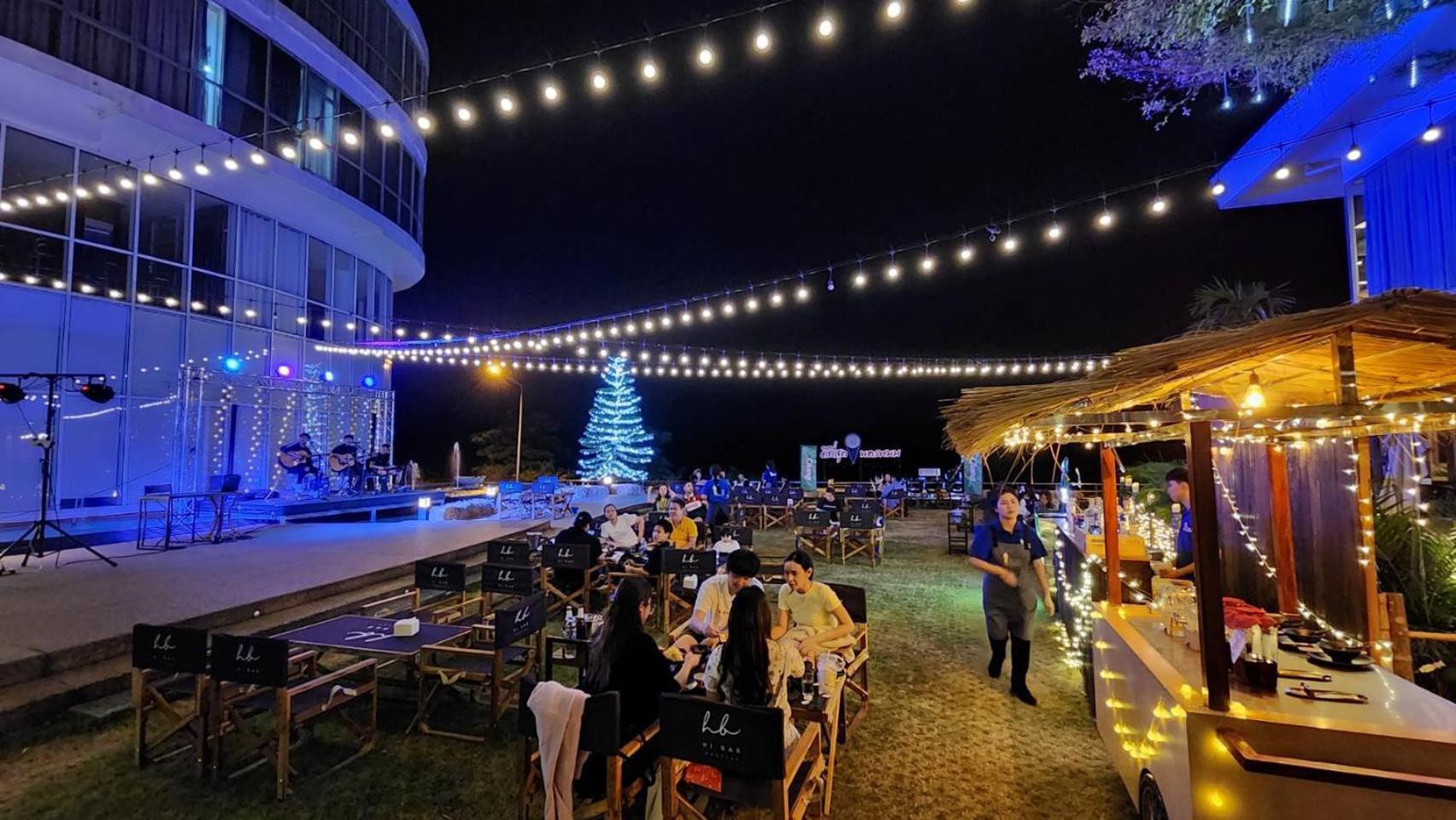 Blu Hotel Нахон Паном Екстериор снимка