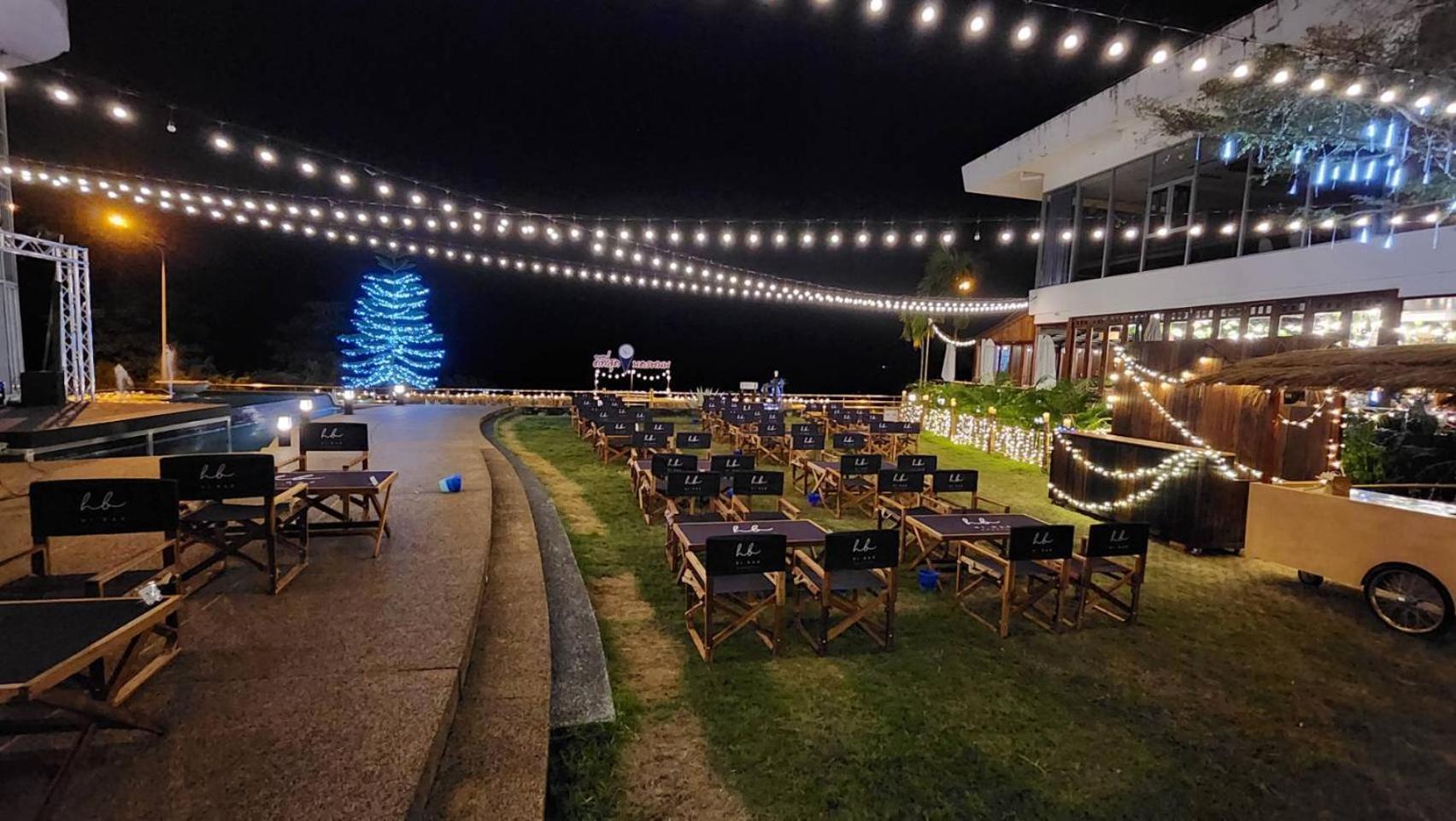 Blu Hotel Нахон Паном Екстериор снимка