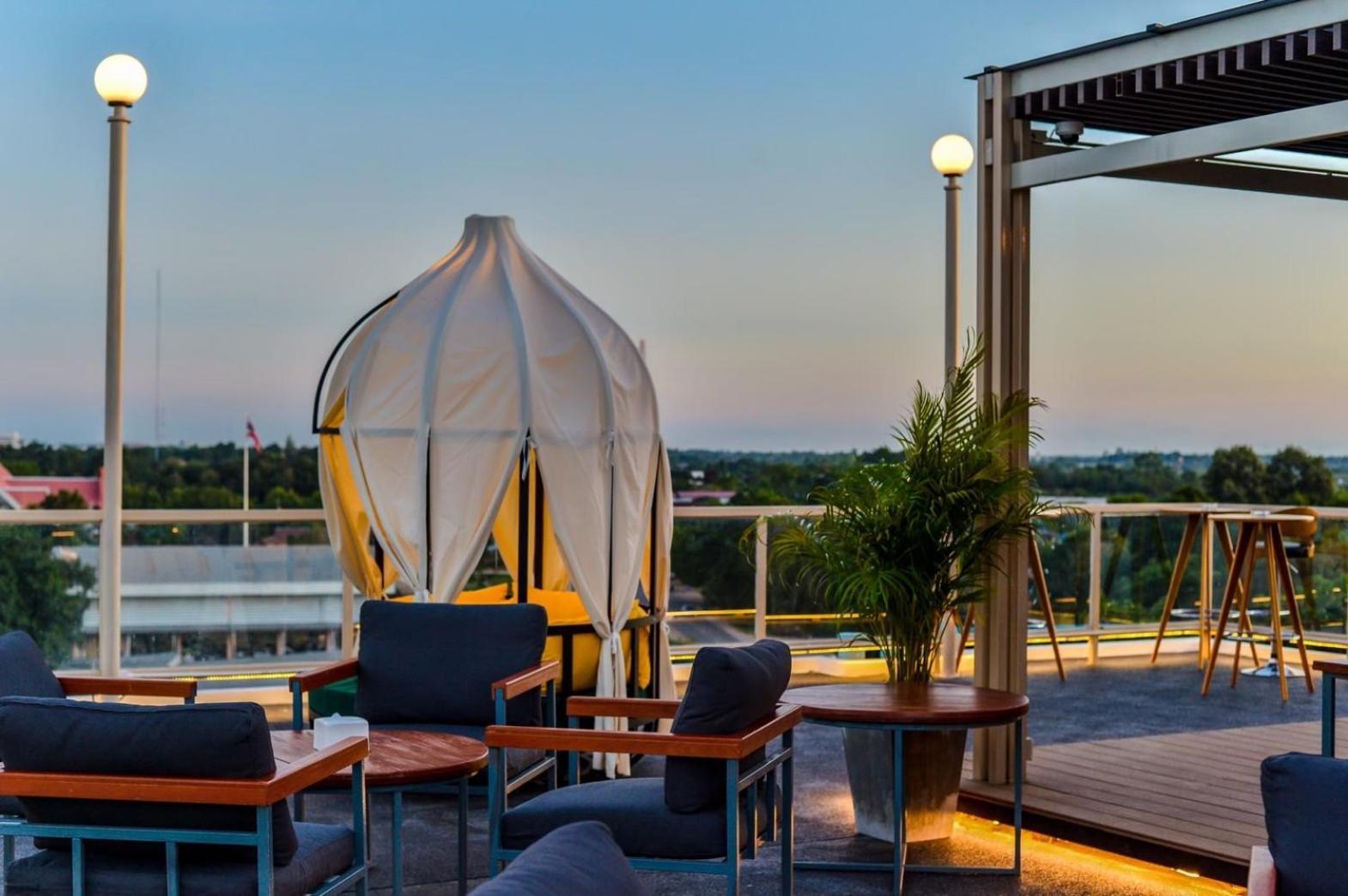 Blu Hotel Нахон Паном Екстериор снимка