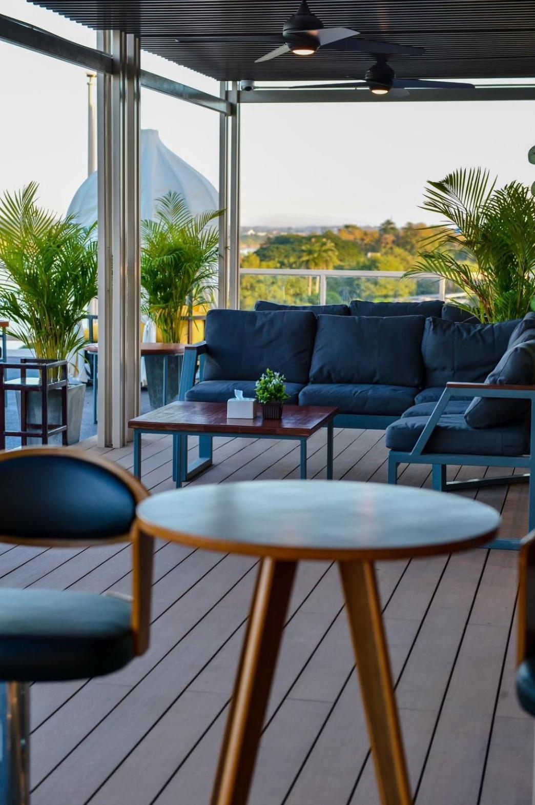 Blu Hotel Нахон Паном Екстериор снимка