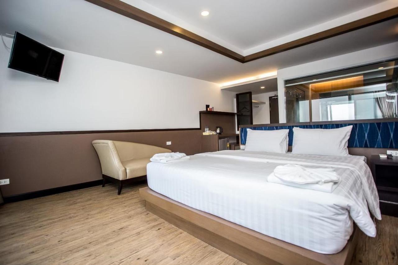 Blu Hotel Нахон Паном Екстериор снимка