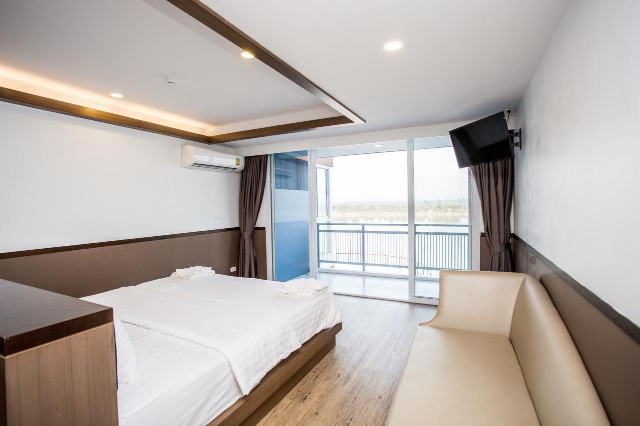 Blu Hotel Нахон Паном Екстериор снимка