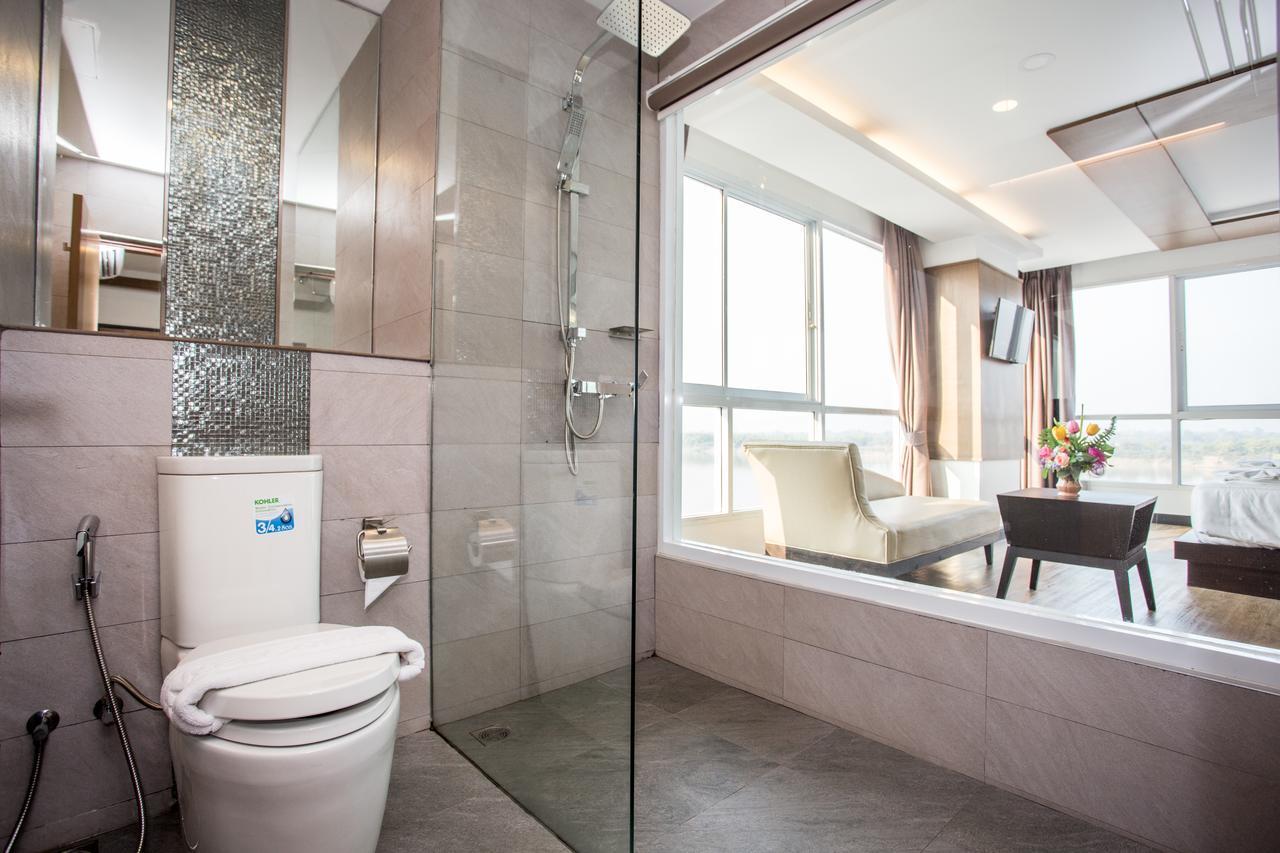 Blu Hotel Нахон Паном Екстериор снимка