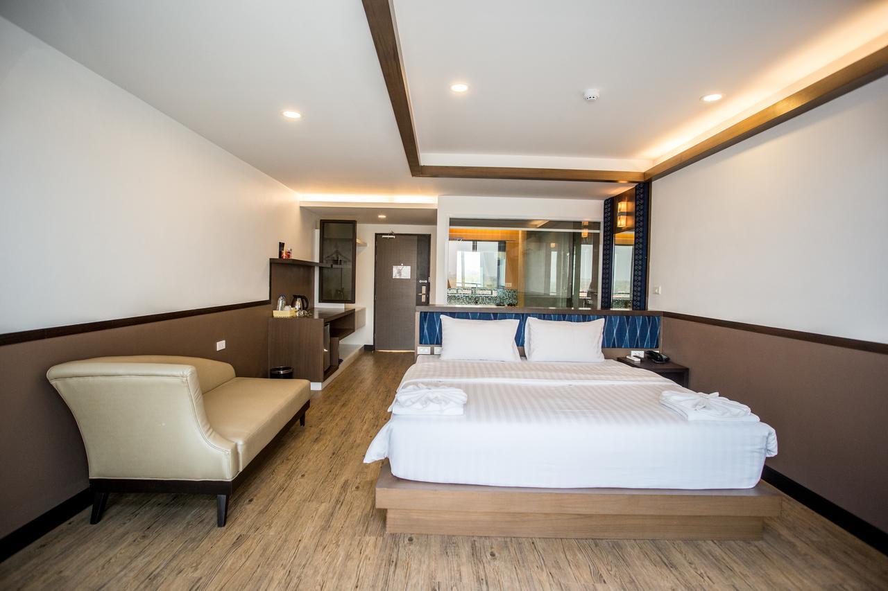 Blu Hotel Нахон Паном Екстериор снимка