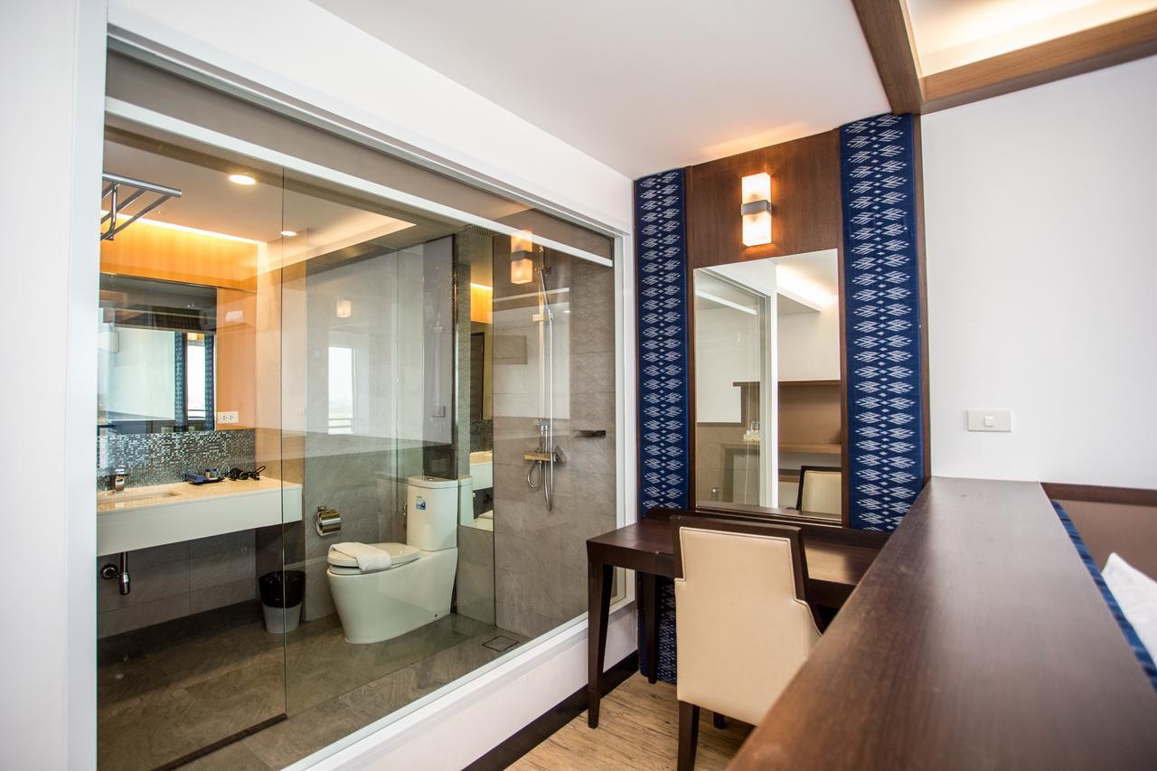 Blu Hotel Нахон Паном Екстериор снимка