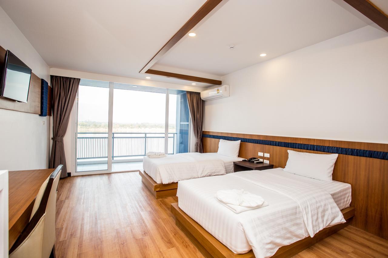 Blu Hotel Нахон Паном Екстериор снимка