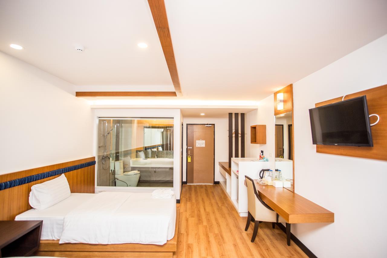 Blu Hotel Нахон Паном Екстериор снимка