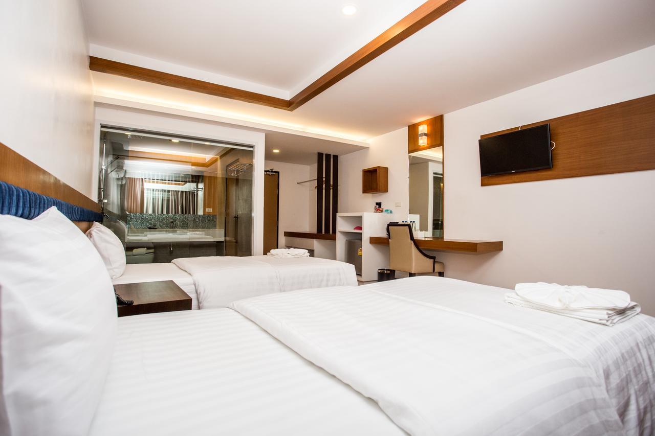 Blu Hotel Нахон Паном Екстериор снимка