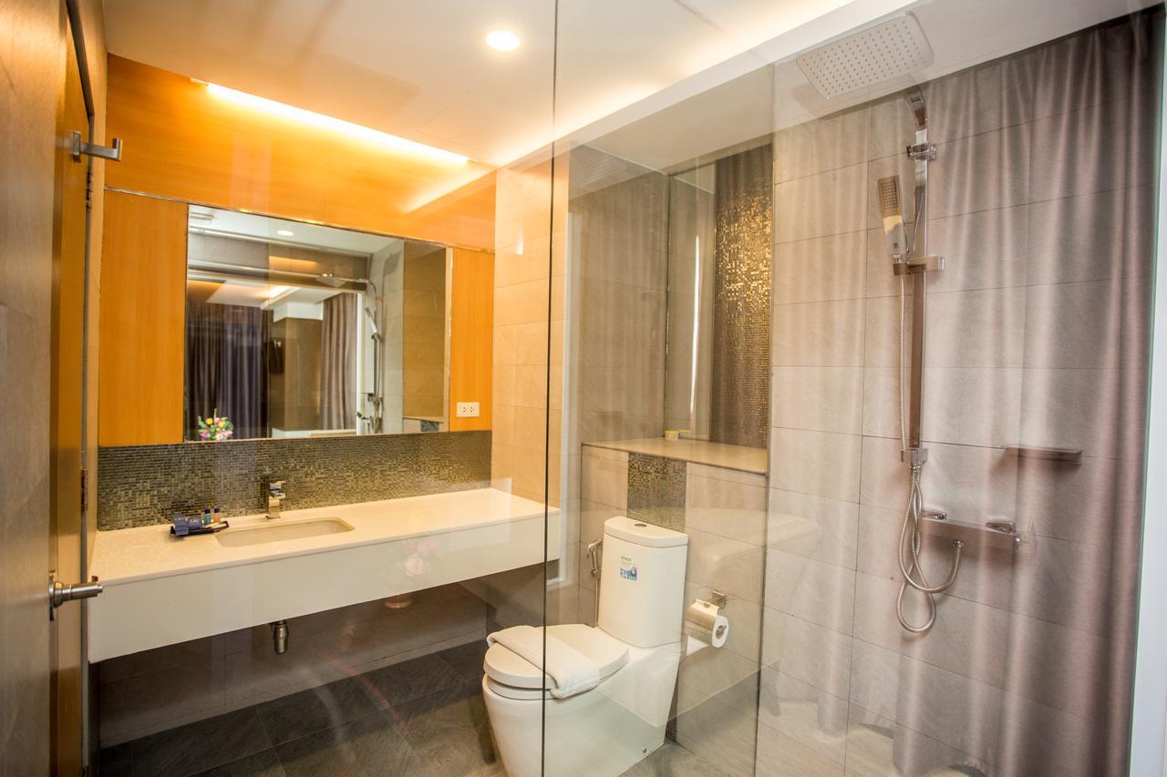 Blu Hotel Нахон Паном Екстериор снимка
