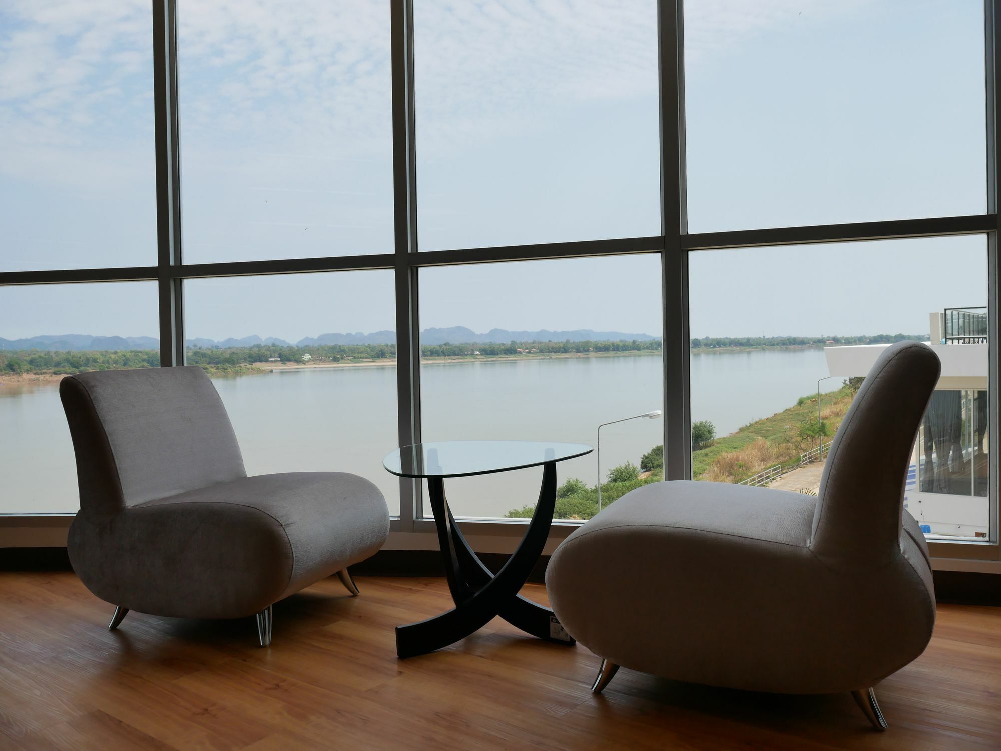 Blu Hotel Нахон Паном Екстериор снимка