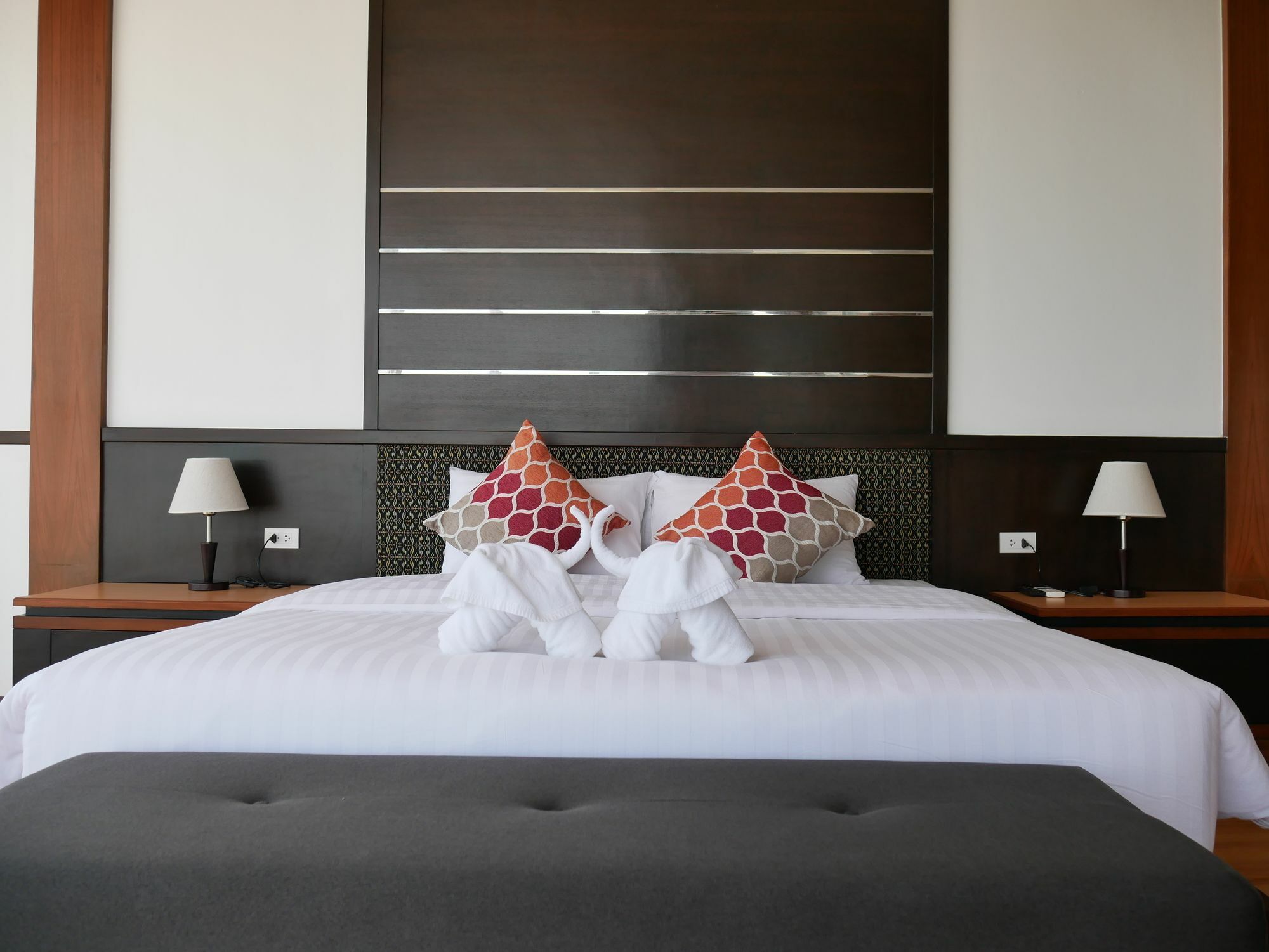 Blu Hotel Нахон Паном Екстериор снимка