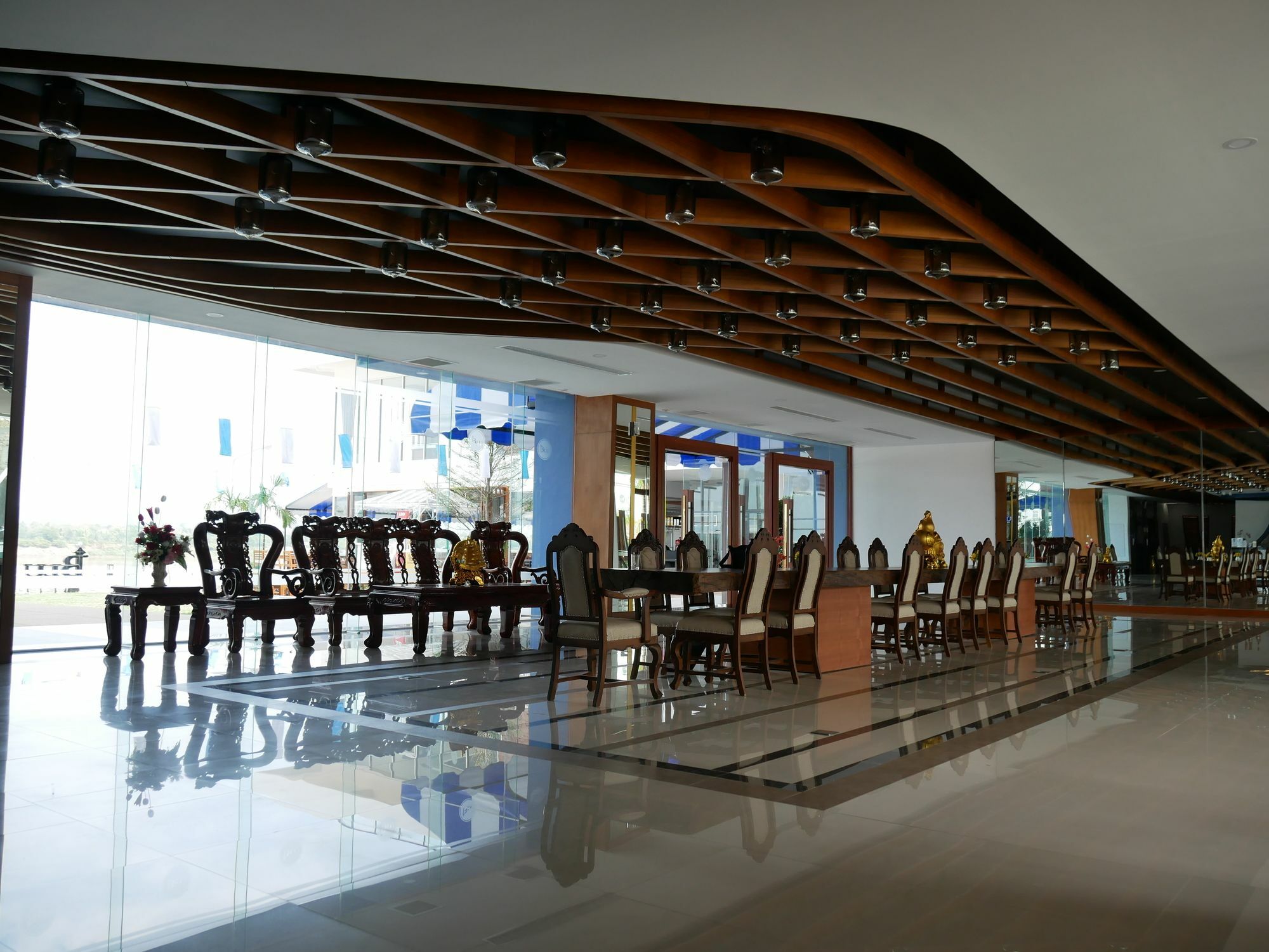 Blu Hotel Нахон Паном Екстериор снимка