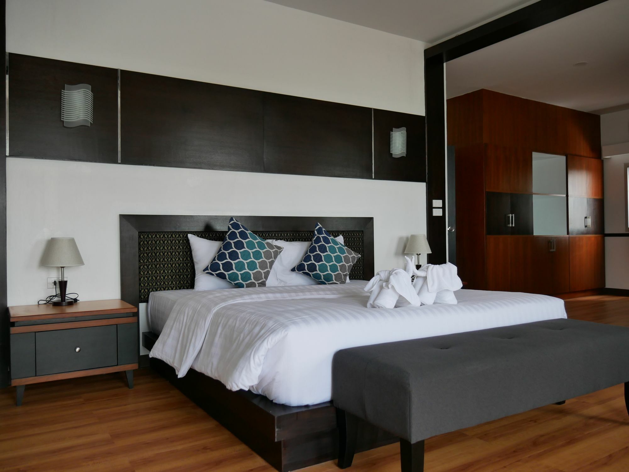 Blu Hotel Нахон Паном Екстериор снимка