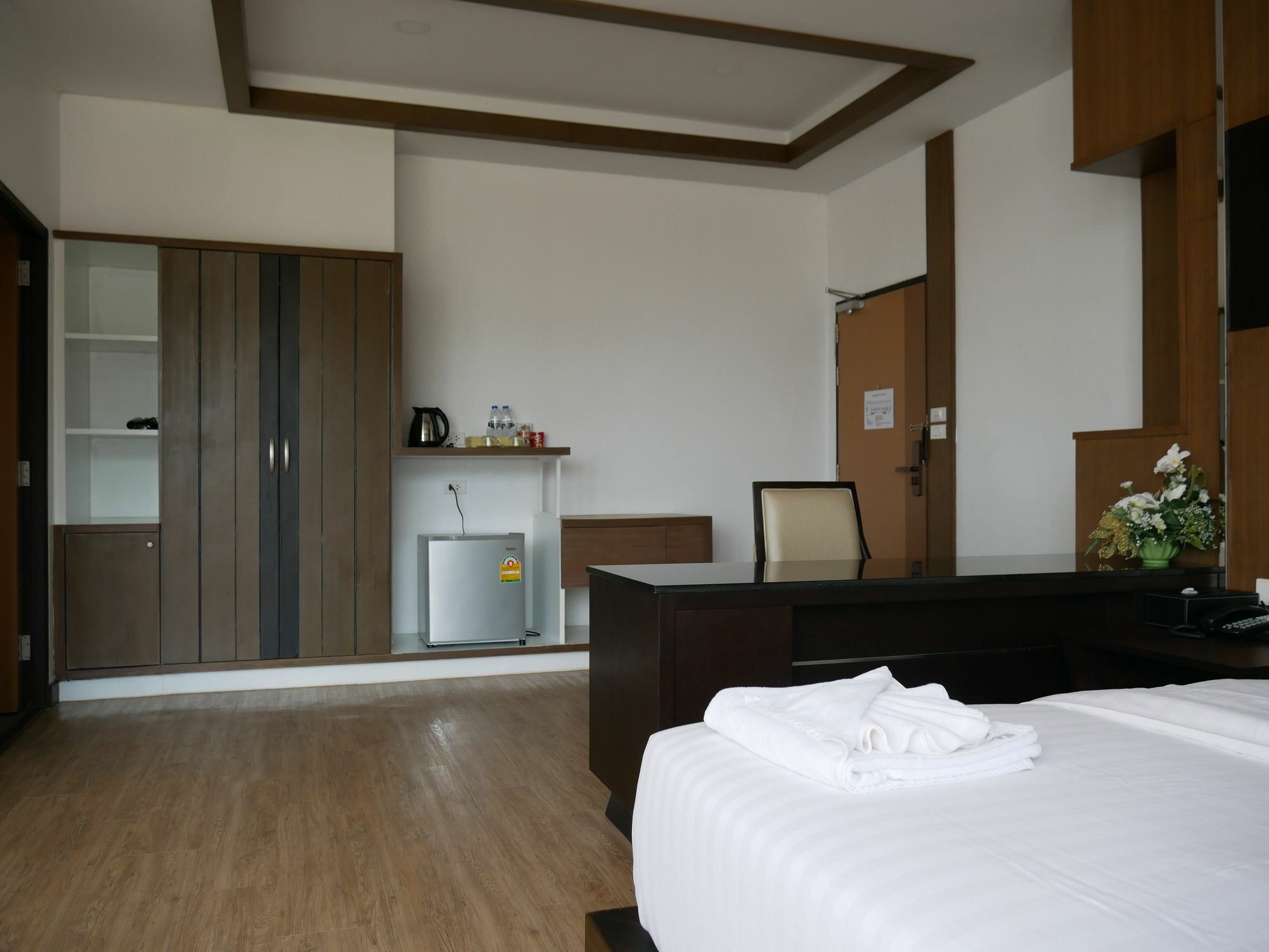 Blu Hotel Нахон Паном Екстериор снимка