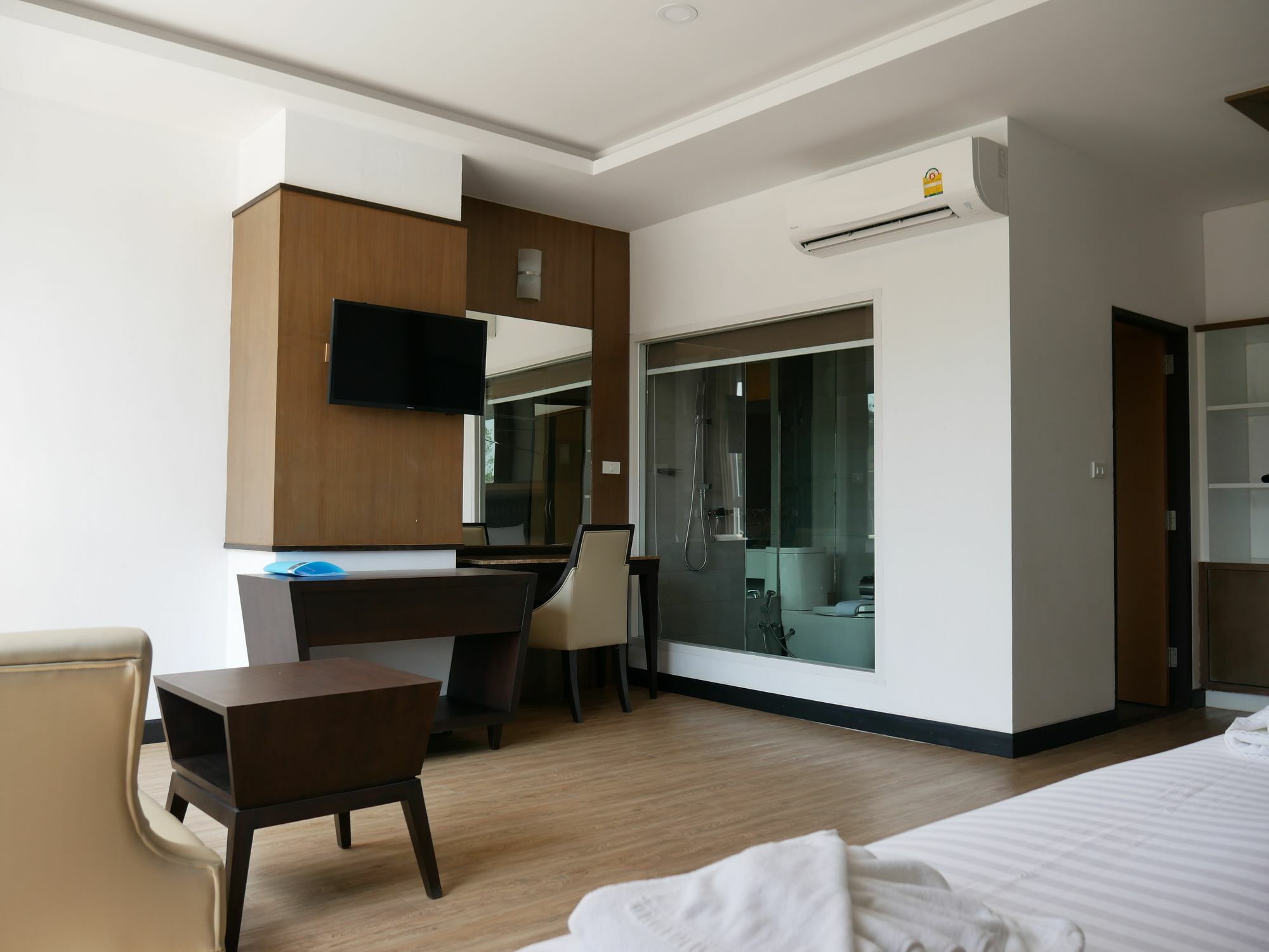 Blu Hotel Нахон Паном Екстериор снимка