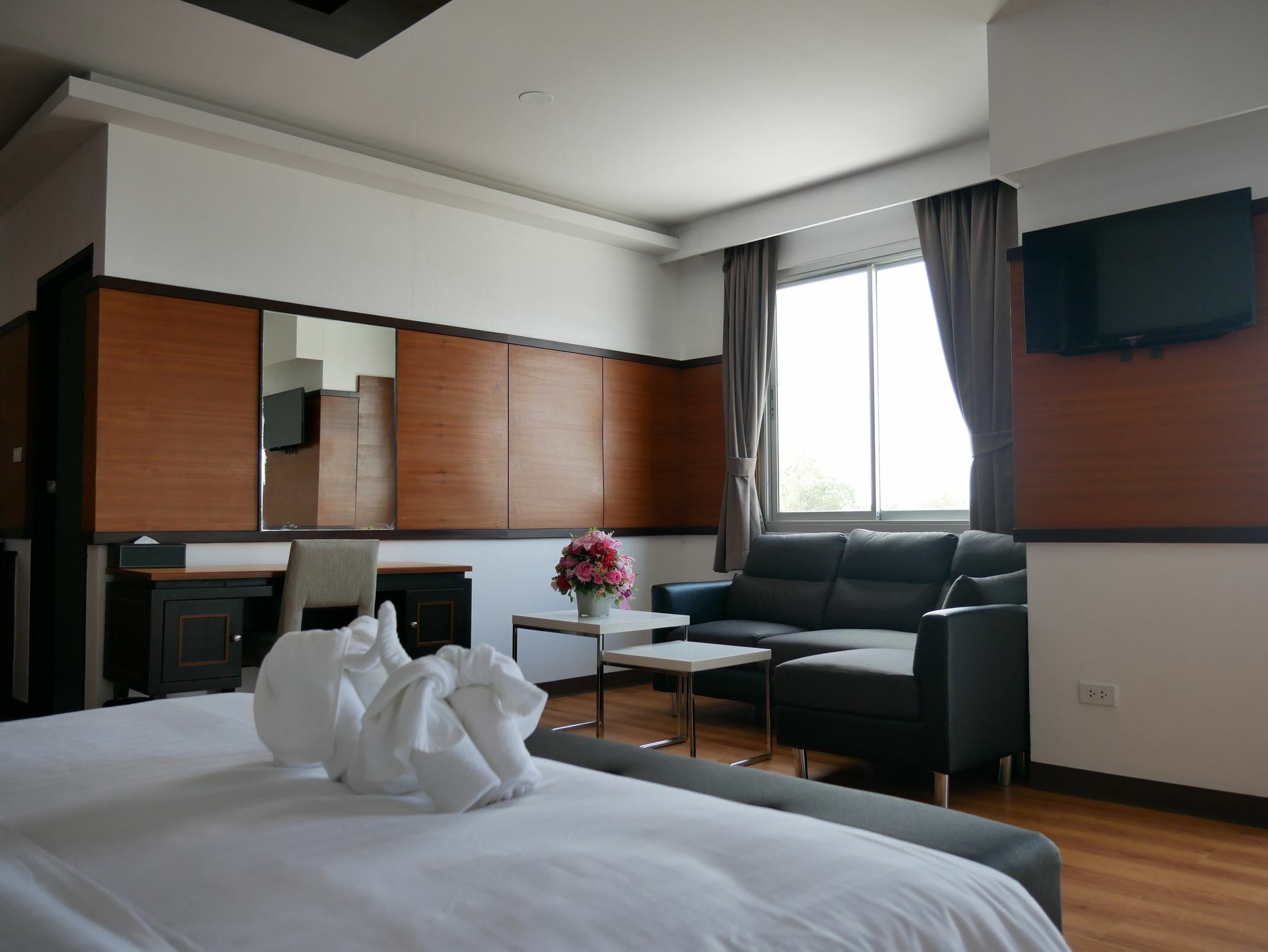 Blu Hotel Нахон Паном Екстериор снимка