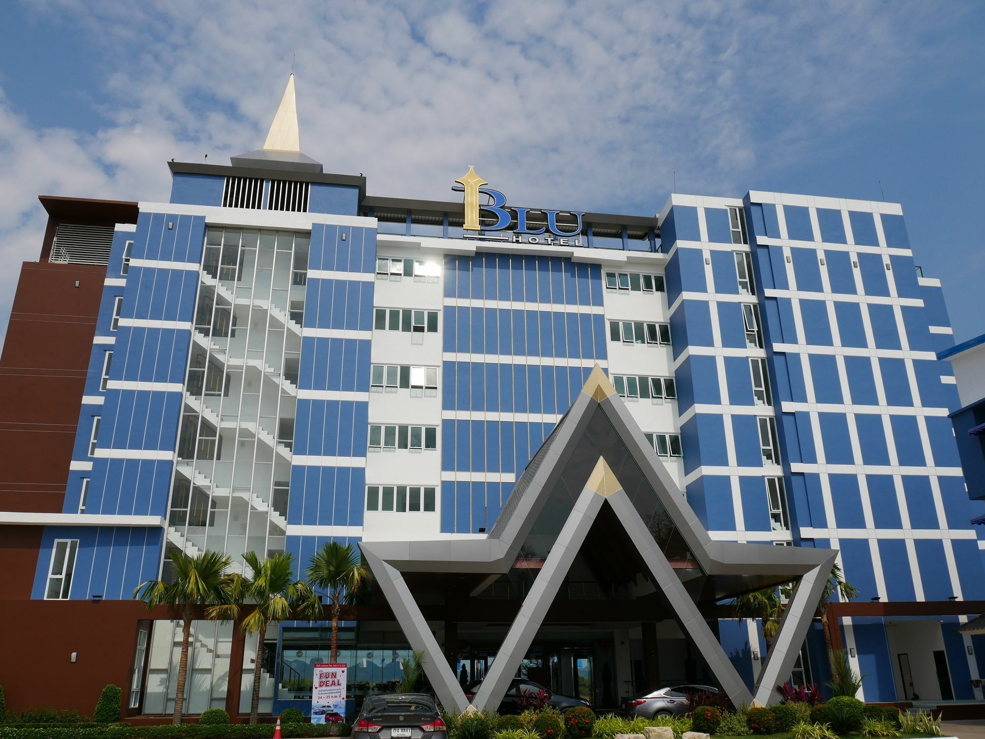 Blu Hotel Нахон Паном Екстериор снимка