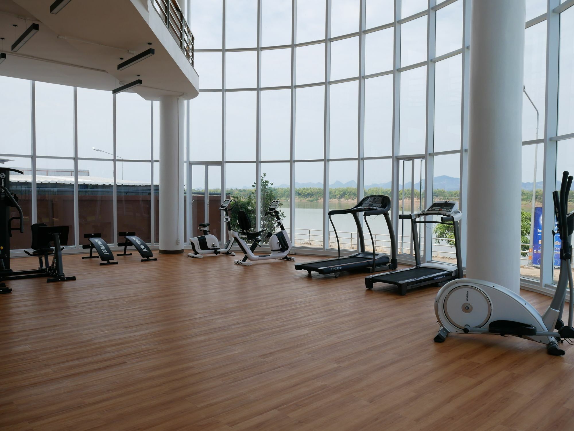 Blu Hotel Нахон Паном Екстериор снимка