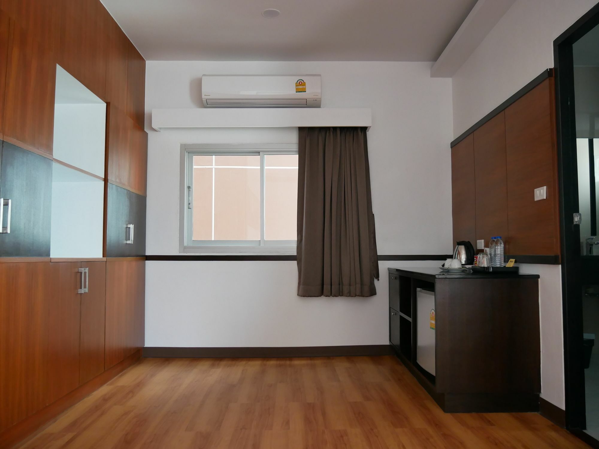 Blu Hotel Нахон Паном Екстериор снимка