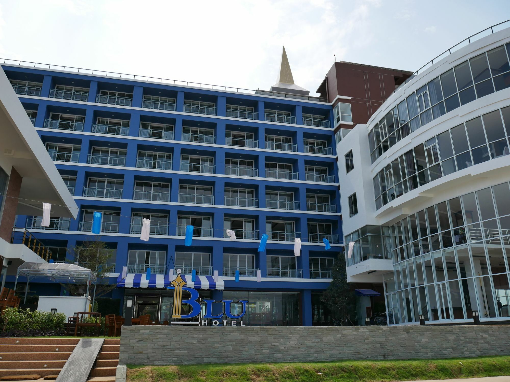 Blu Hotel Нахон Паном Екстериор снимка