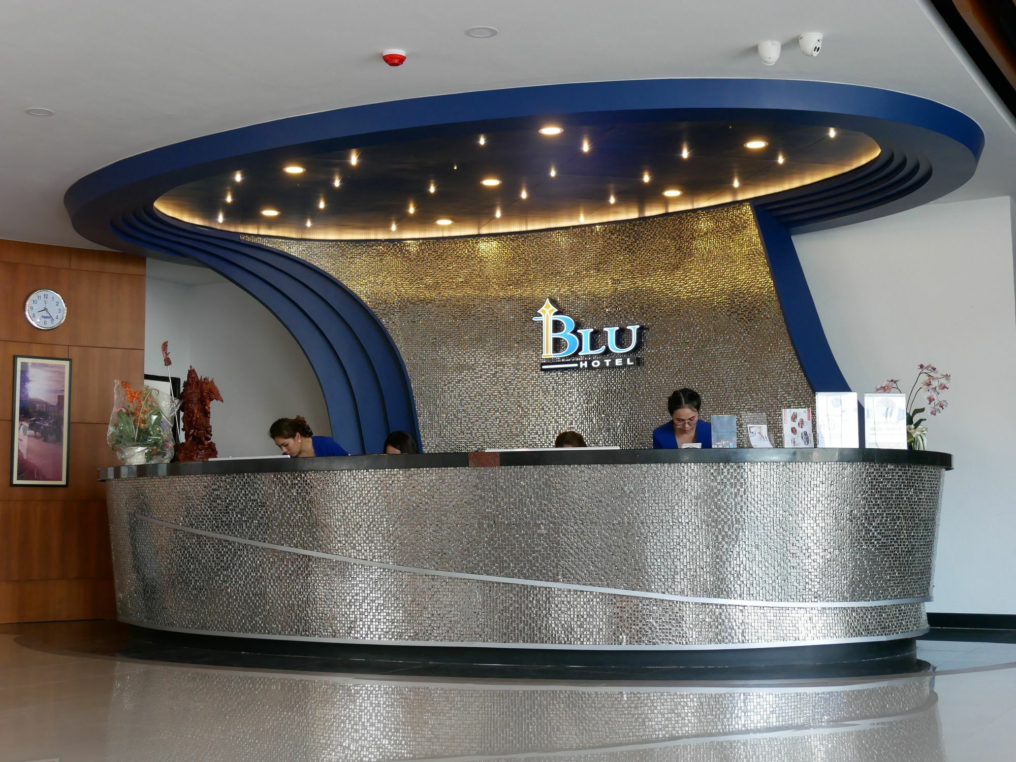 Blu Hotel Нахон Паном Екстериор снимка