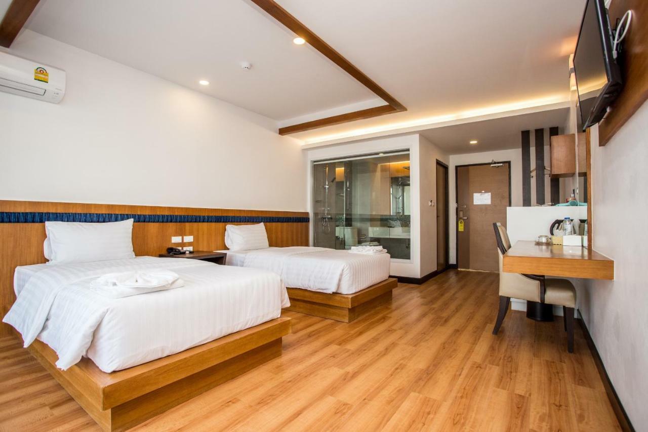 Blu Hotel Нахон Паном Екстериор снимка